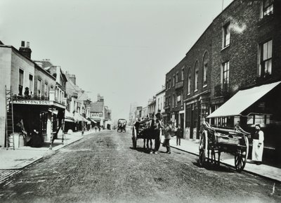 Putney High Street, katsot siltaa kohti, 1885 tekijältä English Photographer