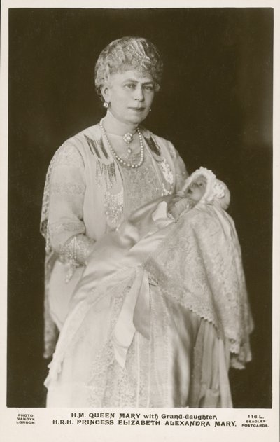 Kuningatar Mary, kuningas Yrjö V:n puoliso, tyttärentyttärensä, prinsessa Elizabethin kanssa tekijältä English Photographer