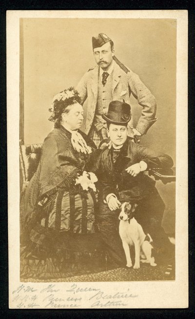 Kuningatar Victoria, prinsessa Beatrice ja prinssi Arthur tekijältä English Photographer