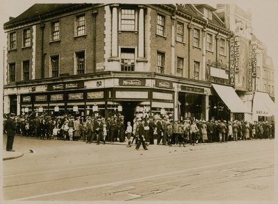Jono Charlie Chaplinille elokuvassa The Kid at The Majestic, High Street, Clapham, noin vuonna 1921 tekijältä English Photographer