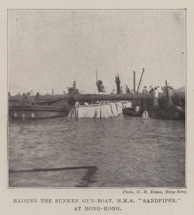 Uponneen tykkiveneen, HMS Sandpiperin, nostaminen Hongkongissa tekijältä English Photographer