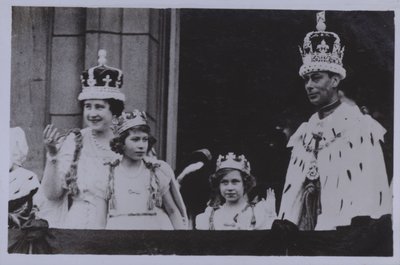 Kuninkaallinen perhe, kuningas Yrjö VI:n kruunauksen jälkeen (m/v kuva) tekijältä English Photographer