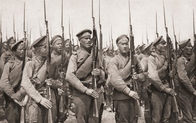 Venäjän jalkaväki paraatissa ja esittelee aseita ensimmäisen maailmansodan aikana, The Illustrated War News, 1915 tekijältä English Photographer
