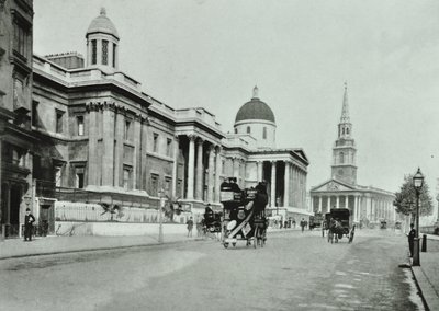 Saint Martin in the Fields ja National Gallery, Trafalgar Square, Westminster LB: pohjoispuoli katsottuna itään, 1896 tekijältä English Photographer