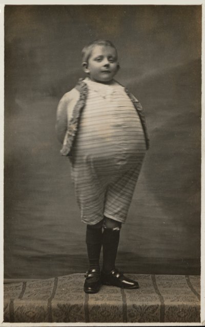 Koulupoika, pukeutunut erittäin suureen vatsaan (m/w kuva) tekijältä English Photographer