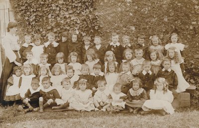Koululaisia, Norfolk, 1900-luvun alku (s/w valokuva) tekijältä English Photographer
