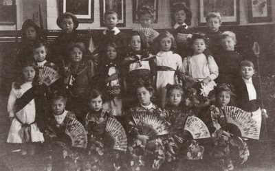 Koululaisia, Norfolk, 1900-luvun alku (s/w valokuva) tekijältä English Photographer