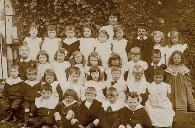 Koululaisia, Norfolk, 1900-luvun alku (s/w valokuva) tekijältä English Photographer