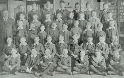 Kouluryhmä, tuntematon koulu, 1895 tekijältä English Photographer
