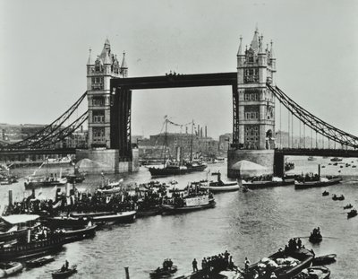Laivat kulkevat Tower Bridgen alta, 1894 tekijältä English Photographer