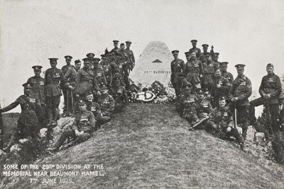 Jotkut 29. divisioonasta muistomerkillä lähellä Beaumont Hamelia, 7. kesäkuuta 1925 tekijältä English Photographer