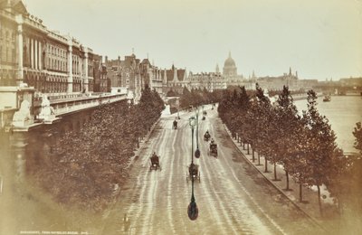 Somerset House, Victoria Embankment, Westminster LB: katsot pohjoiseen Waterloo Bridgeltä, 1895 tekijältä English Photographer