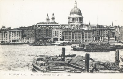 St Paulin katedraali Thames-joelta tekijältä English Photographer