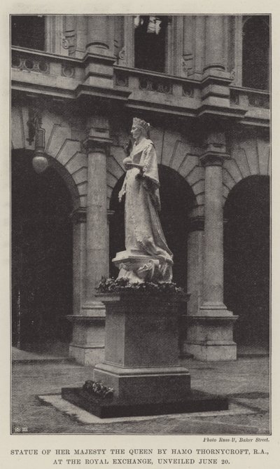 Hamo Thornycroft, RA, hänen majesteettinsa kuningattaren patsas kuninkaallisessa pörssissä paljastettiin 20. kesäkuuta tekijältä English Photographer
