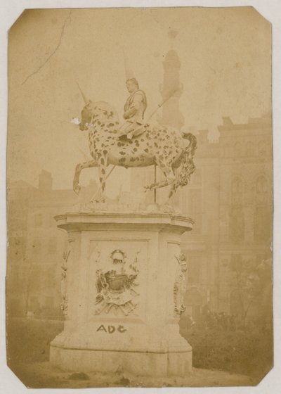 Kuningas Yrjö I:n patsas, Leicester Square, Lontoo; valokuva otettu vuonna 1866. tekijältä English Photographer