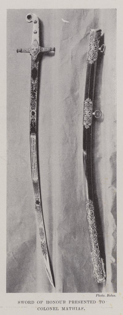 Sword of Honor esitettiin eversti Mathiasille tekijältä English Photographer