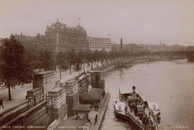 Thames Embankment Hungerford Bridgeltä tekijältä English Photographer