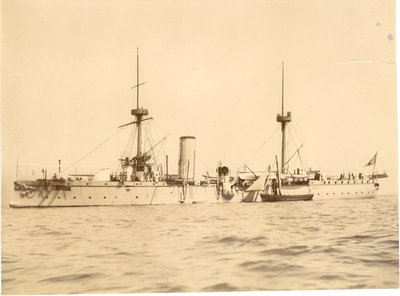 "Chih Yuan" ankkuroitui etelärannikon edustalle Hoveen, paikallisen luggerin vieressä, n. 1886 tekijältä English Photographer