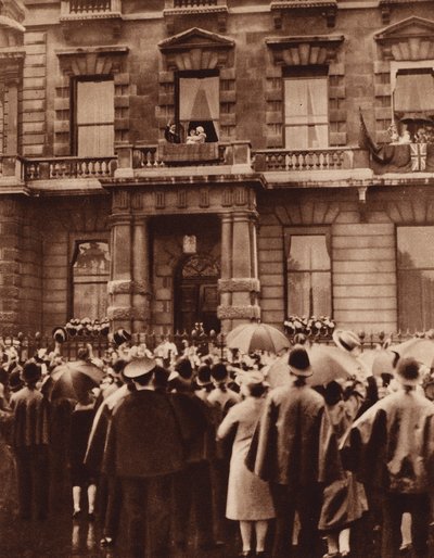 Yorkin herttua ja herttuatar tyttärensä prinsessa Elisabetin kanssa kotinsa parvekkeella tekijältä English Photographer