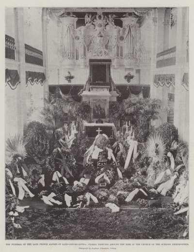 Edesmenneen Saxe-Coburg-Gothan prinssin Alfredin hautajaiset, kukkakuvioiset kunnianosoitukset Bierin ympärillä Schloss Friedensteinin kirkossa tekijältä English Photographer