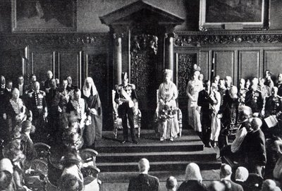 Kuningas vetoaa rauhan puolesta Irlannin kansalle kaupungintalossa, kuvitus kirjasta "The Queen", 2. heinäkuuta 1921 tekijältä English Photographer