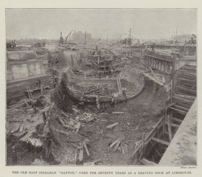 Old East Indiamanin kantoni, jota käytettiin seitsemänkymmentä vuotta hautauslaiturina Limehousessa tekijältä English Photographer