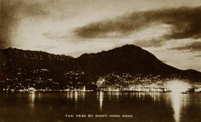 The Peak at night, Hong Kong, valokuva-albumista, joka liittyy Pte H. Chickin palvelukseen, 1940 tekijältä English Photographer