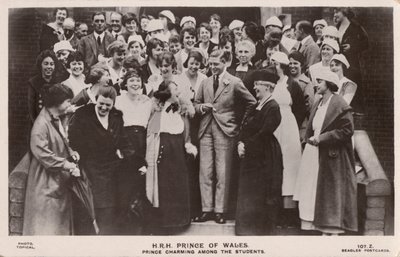 Walesin prinssi (myöhemmin kuningas Edward VIII) ja ryhmä naisopiskelijoita (m/w kuva) tekijältä English Photographer