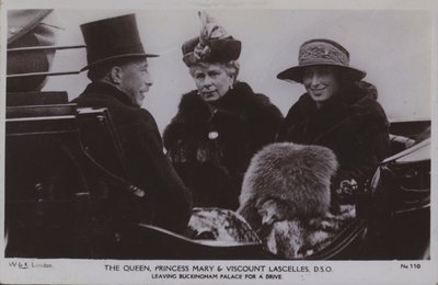Kuningatar, prinsessa Mary ja varakreivi Lascelles, DSO (m/v kuva) tekijältä English Photographer