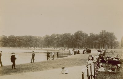 Serpentine, Hyde Park, Lontoo tekijältä English Photographer
