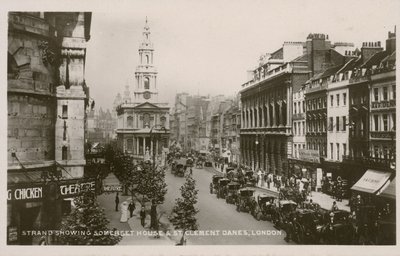 The Strand, jossa näkyy Somerset House ja St Clement Danes, Lontoo tekijältä English Photographer