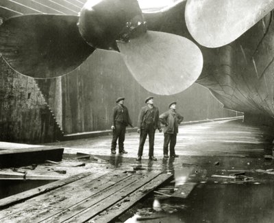 Titanicin potkurit Harland & Wolffin Thompson Graving Dockissa, Belfastissa, Irlannissa, 1910-11 tekijältä English Photographer
