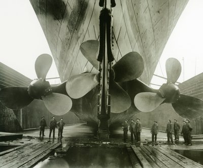 Titanicin potkurit Harland und Wolffin Thompsonin hautauslaitoksella Belfastissa, Irlannissa, 1910-11. tekijältä English Photographer