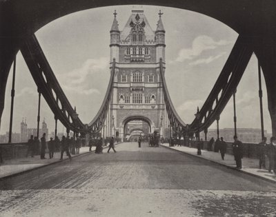 Tower Bridge (s/w-kuva) tekijältä English Photographer