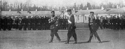 Tsaari ja suurruhtinas Mihailovitš kävelemässä Pietarin paraatikentällä, kuva Kuningas, 25.5.1901 tekijältä English Photographer