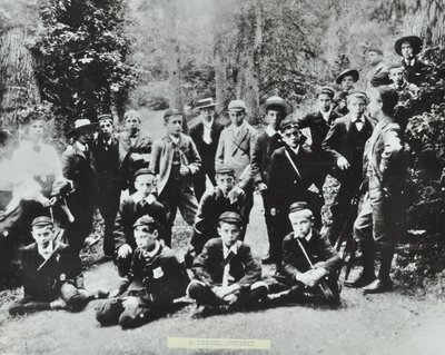 Ensimmäinen Lontoon koulukunnan koulumatka. Lapset Bell Road Higher Grade Schoolista, Peckham, vierailevat metsälaitoksessa Deanin metsässä, 1896 tekijältä English Photographer