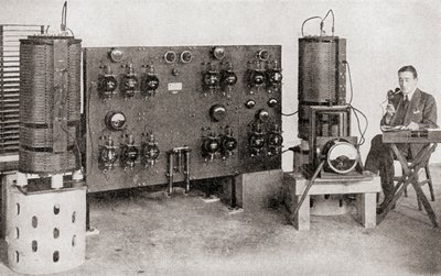 Ensimmäinen Isossa-Britanniassa toiminut lähetin, joka asennettiin Marconi Worksiin Chelmsfordiin vuosina 1919 ja 1920, vuonna 1935 julkaistusta The Story of Twenty Five Years -sarjasta. tekijältä English Photographer