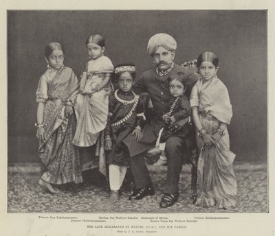 Mysoren edesmennyt Maharaja, GCSI ja hänen perheensä tekijältä English Photographer