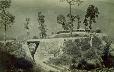 Silmukka Agony Pointissa Tindhariassa Darjeeling Himalajan rautatien varrella, 1880 (albumiprintti) tekijältä English Photographer