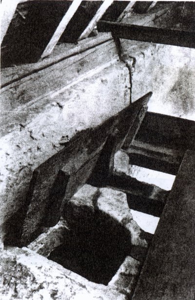 Papit piilottelevat reikää Sawston Hallin portaikkoon, jonka on suunnitellut ja valmistanut jesuiittamarttyyri ja pyhimys Nicholas Owen, n. 1935 tekijältä English Photographer