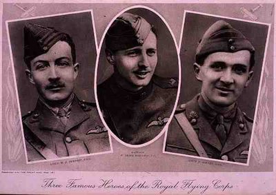 Kolme kuuluisaa Royal Flying Corpsin sankaria elokuvalle The Great War, n. 1917 (syväpaino) tekijältä English Photographer