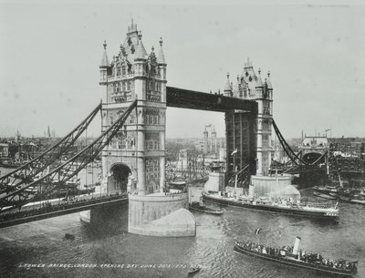 Tower Bridge avauspäivänä 1894 tekijältä English Photographer