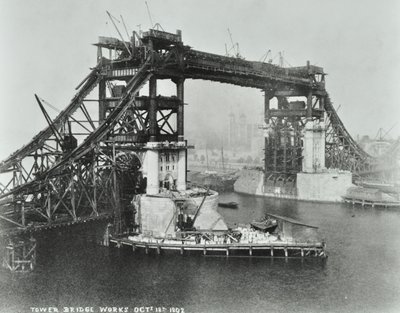 Tower Bridge rakenteilla, 1892 tekijältä English Photographer
