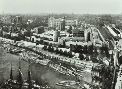 Tower of London, Tower Hill: Tower Bridgeltä, 1890 tekijältä English Photographer