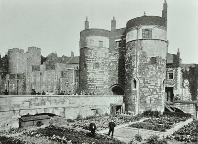 Tower of London, Tower Hill: Beauchamp ja Byward Towers, 1895 tekijältä English Photographer