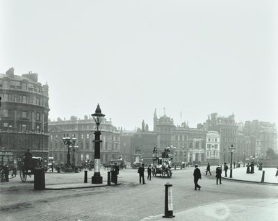 Trafalgar Square, Westminster LB: Trafalgar Square itään kohti Charing Crossia, 1896 tekijältä English Photographer