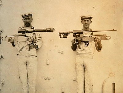 Kaksi merimiestä, HMS Glorysta, pitelemässä aseita tekijältä English Photographer