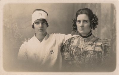 Kaksi nuorta naista, kädet toistensa olkapäiden ympärillä (s/w-kuva) tekijältä English Photographer