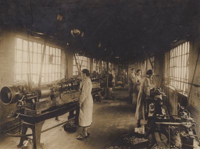 Tunnistamaton englantilainen konepaja, 1900-luvun alku (s/w-kuva) tekijältä English Photographer