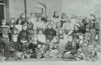 Tuntematon tyttöluokka, 1896 tekijältä English Photographer